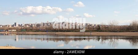 Belgrad, Serbien - 2. Februar 2020: Panoramaaussicht auf den Hügel der Gemeinde Cukarica vom Ada See aus - ein Erholungsgebiet mit Stränden und Sporteinrichtungen Stockfoto