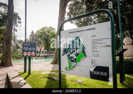 Parque Marechal Carmona ist ein familienfreundlicher öffentlicher Park in Cascais mit Enten Schildkröten in einem Teich sowie Gärten und Cafés Stockfoto