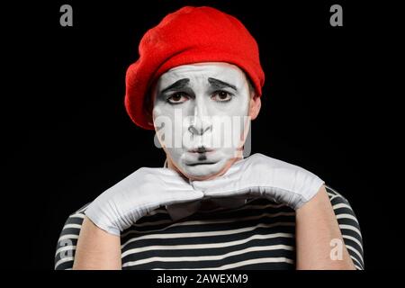 Porträt eines traurigen männlichen MIME auf Schwarz Stockfoto