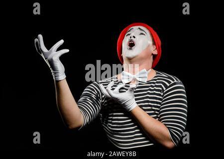 Männermime singende Oper, mit den Händen aufschauend und gestikulierend Stockfoto