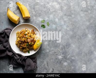 Fufu de platano verde maduro, Tacaho, Mofongo, gestampfte Kochbananen mit Schweinefleisch, Zwiebel. Puerto Rico. Amazonische Küche, Peru, Kuba Stockfoto