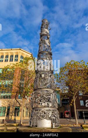 Die Blacksmiths Needle, Newcastle, ein kegelförmiges Denkmal, das handgeschmiedet wurde, besteht aus sechs Schichten, jede Schicht mit Objekten, die die Sinne betreffen. Stockfoto