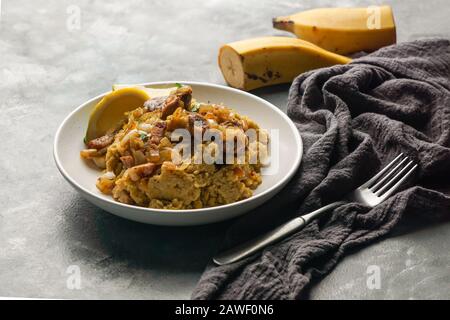 Fufu de platano verde maduro, Tacaho, Mofongo, gestampfte Kochbananen mit Schweinefleisch, Zwiebel. Puerto Rico. Amazonische Küche, Peru, Kuba Stockfoto