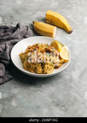 Fufu de platano verde maduro, Tacaho, Mofongo, gestampfte Kochbananen mit Schweinefleisch, Zwiebel. Puerto Rico. Amazonische Küche, Peru, Kuba Stockfoto