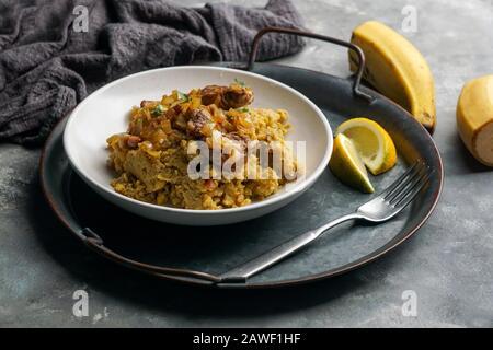 Fufu de platano verde maduro, Tacaho, Mofongo, gestampfte Kochbananen mit Schweinefleisch, Zwiebel. Puerto Rico. Amazonische Küche, Peru, Kuba Stockfoto