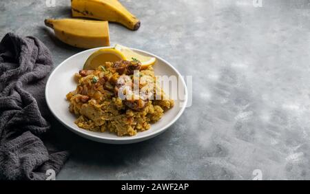 Fufu de platano verde maduro, Tacaho, Mofongo, gestampfte Kochbananen mit Schweinefleisch, Zwiebel. Puerto Rico. Amazonische Küche, Peru, Kuba Stockfoto