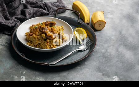 Fufu de platano verde maduro, Tacaho, Mofongo, gestampfte Kochbananen mit Schweinefleisch, Zwiebel. Puerto Rico. Amazonische Küche, Peru, Kuba Stockfoto