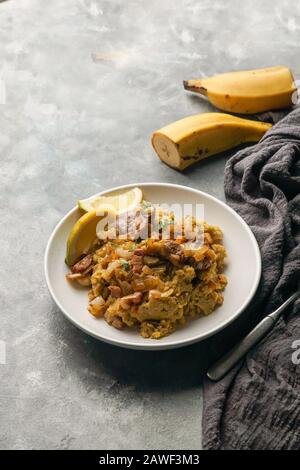 Fufu de platano verde maduro, Tacaho, Mofongo, gestampfte Kochbananen mit Schweinefleisch, Zwiebel. Puerto Rico. Amazonische Küche, Peru, Kuba Stockfoto