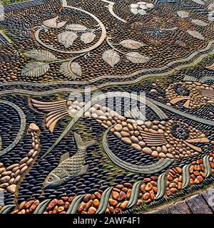 Mosaik, das die Errungenschaften von Lytham in Lancashire am Clifton Square repräsentiert, der mit seinen Geschäften und Restaurants der Mittelpunkt dieser schönen Stadt ist Stockfoto