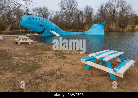 The Blue Whale of Catoosa, ein Familienpark entlang der Route 66 in Oklahoma, USA [keine Eigentumsfreigabe; nur für redaktionelle Lizenzierung verfügbar] Stockfoto