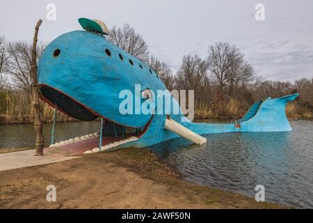 The Blue Whale of Catoosa, ein Familienpark entlang der Route 66 in Oklahoma, USA [keine Eigentumsfreigabe; nur für redaktionelle Lizenzierung verfügbar] Stockfoto