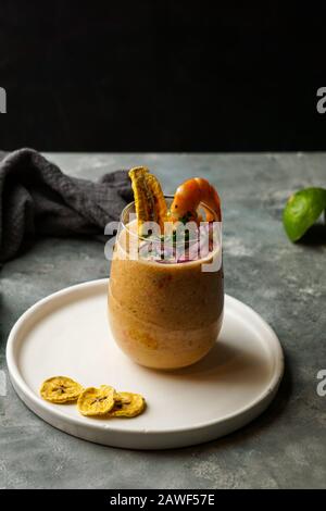 Leche de tigre, peruanisch, Ecuador, lateinamerikanische Küche, Rohfisch-Cocktailceviche mit limone, Aji limon und Cilantro. Traditionelle peruanische Küche mit s Stockfoto