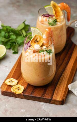 Leche de tigre, peruanisch, Ecuador, lateinamerikanische Küche, Rohfisch-Cocktailceviche mit limone, Aji limon und Cilantro. Traditionelle peruanische Küche mit s Stockfoto