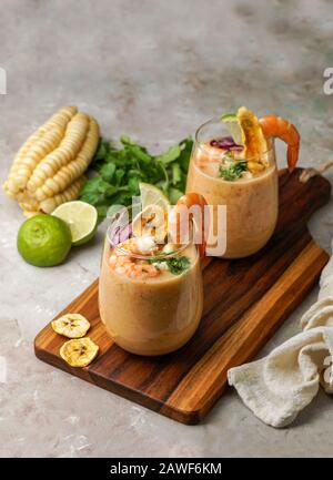 Leche de tigre, peruanisch, Ecuador, lateinamerikanische Küche, Rohfisch-Cocktailceviche mit limone, Aji limon und Cilantro. Traditionelle peruanische Küche mit s Stockfoto