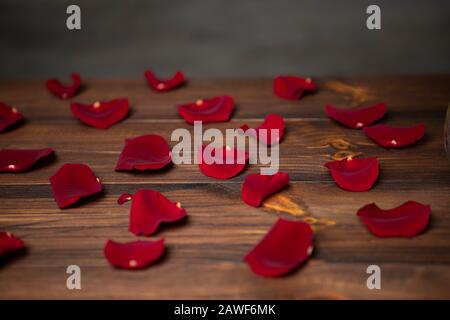 Frische rote Rosen blühen auf dem launigen Holzhintergrund Stockfoto