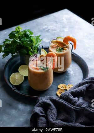 Leche de tigre, peruanisch, Ecuador, lateinamerikanische Küche, Rohfisch-Cocktailceviche mit limone, Aji limon und Cilantro. Traditionelle peruanische Küche mit s Stockfoto