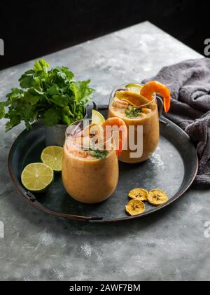 Leche de tigre, peruanisch, Ecuador, lateinamerikanische Küche, Rohfisch-Cocktailceviche mit limone, Aji limon und Cilantro. Traditionelle peruanische Küche mit s Stockfoto