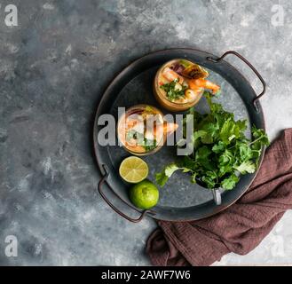 Leche de tigre, peruanisch, Ecuador, lateinamerikanische Küche, Rohfisch-Cocktailceviche mit limone, Aji limon und Cilantro. Traditionelle peruanische Küche mit s Stockfoto