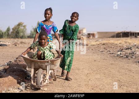Erwerbstätige afrikanische Frau, Die In einem Dorf Frisches Wasser Nimmt Stockfoto