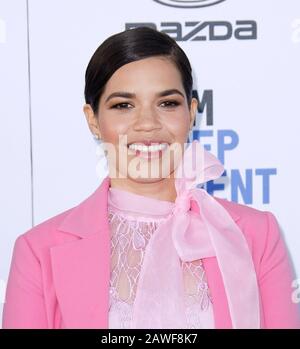 Santa Monica, USA. Februar 2020. Santa MONICA, KALIFORNIEN - 08. FEBRUAR: America Ferrera nimmt am 08. Februar 2020 in Santa Monica, Kalifornien, an den Film Independent Spirit Awards 2020 fest. Foto: Crash/imageSPACE Credit: Imagespace/Alamy Live News Stockfoto