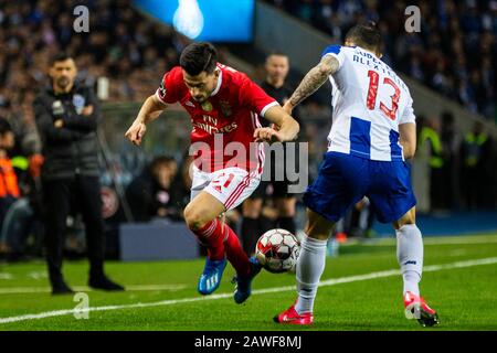 Der Spieler Alex Telles (R) und der Spieler Pizzi (L) des FC Porto sind während des Spiels für die portugiesische erste Liga im Dragon Stadium am 8. Februar 2020 in Porto, Portugal, im Einsatz. Stockfoto