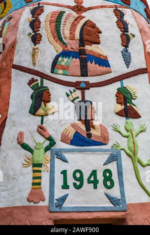 ED Galloway's Totem Pole Park, gefüllt mit Folk-Art-Totems mit einem indianischen Motiv, entlang der Route 66 in der Nähe von Foyil, Oklahoma, USA [keine Eigentumsreleas Stockfoto