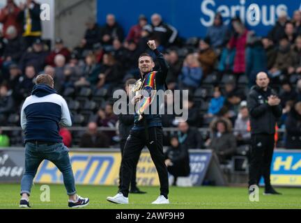 Swansea, Großbritannien. Februar 2020. Boxer Chris Jenkins beim Sky Bet Championship Match zwischen Swansea City und Derby County im Liberty Stadium, Swansea, Wales am 8. Februar 2020. Foto von Andy Rowland. Kredit: Prime Media Images/Alamy Live News Stockfoto