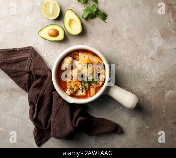 Sopa de mondongo, Colombiano, lateinamerikanische Gerichte, Suppe aus gewürfelter Trippe (der Magen einer Kuh oder eines Schweins), langsam gekocht Stockfoto