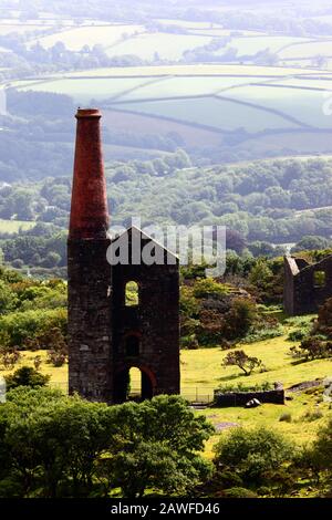 Ruinen der Phoenix United Mine (Prince of Wales Engine House) und Flickenfelder in der Nähe Von Minions, Bodmin Moor, Cornwall, England Stockfoto