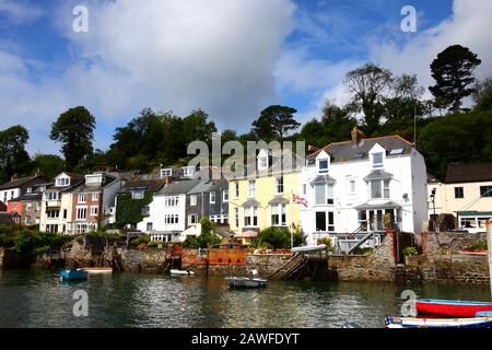 Häuser am Ufer des River Fowey, Fowey, Cornwall, England Stockfoto