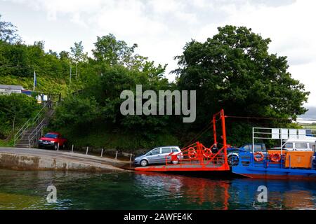 Auto, das die Fähre verlässt, die den Fluss Fowey überquert und in Fowey, Cornwall, England auslädt Stockfoto