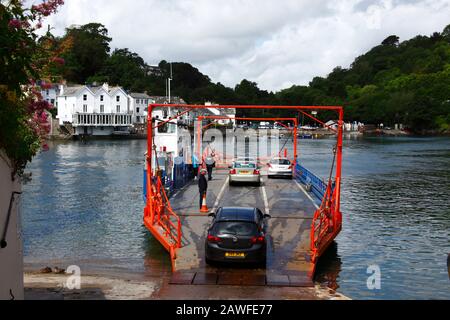 Autos einsteigen Fähre in Bodinnick, überqueren Sie den Fluss Fowey, Fowey, Cornwall, England Stockfoto