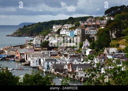 Blick auf den Fluss Fowey und die Flussmünde von Hall Walk nach Fowey, St Catherine's Castle auf der Landzunge Beyond, Cornwall, England Stockfoto
