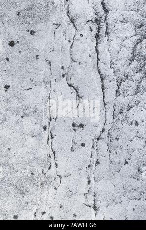 Moosige graue Steinoberfläche. Natürliche Textur. Stockfoto