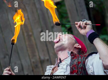 Holly Michigan, USA 27. Juli 2014; ein Mann auf einer Renascence Messe tritt als Feuerfresser auf und zeigt, wie er Flammen in seinen Mund auf die Bühne bringt Stockfoto