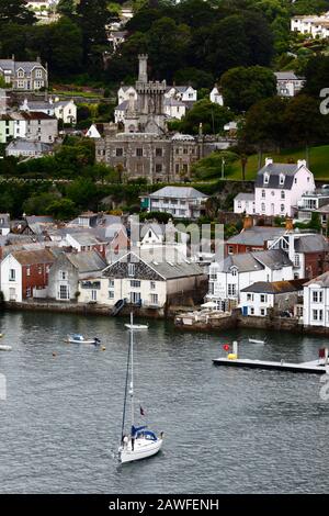 Blick auf Segelboot und Place House von gegenüber River Fowey, Fowey, Cornwall, England Stockfoto