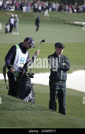 Kieselstrand, USA. Februar 2020. Monterey, Kalifornien, USA 7. Februar 2020 Macklemore beobachtet seine Teamkollegen am 18. Am dritten Tag des AT&T Pro-Am PGA Golf Events in Pebble Beach. Kredit: Motofoto/Alamy Live News Stockfoto