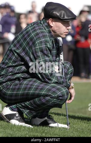 Kieselstrand, USA. Februar 2020. Monterey, Kalifornien, USA 7. Februar 2020 Macklemore beobachtet seine Teamkollegen am 18. Am dritten Tag des AT&T Pro-Am PGA Golf Events in Pebble Beach. Kredit: Motofoto/Alamy Live News Stockfoto