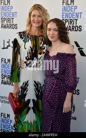 Santa Monica, Vereinigte Staaten. Februar 2020. Laura dern (L) und Jaya Harper nehmen am Samstag, 8. Februar 2020, an den 35. Jährlichen Film Independent Spirit Awards in Santa Monica, Kalifornien, teilzunehmen. Credit: UPI/Alamy Live News Stockfoto