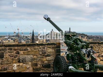 Eine Uhr Pistole, eine leichte L118-Felderpistole mit Blick auf das Stadtzentrum und den Calton Hill, Mills Mount, Edinburgh Castle, Schottland, Großbritannien Stockfoto