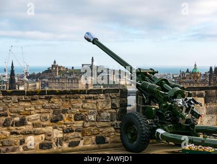 Eine Uhr Pistole, eine leichte L118-Felderpistole mit Blick auf das Stadtzentrum und den Calton Hill, Mills Mount, Edinburgh Castle, Schottland, Großbritannien Stockfoto