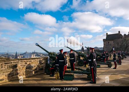 21 Pistolen salutieren die Thronbesteigung von Königin Elizabeth im Jahr 2020, Edinburgh Castle, Schottland, Großbritannien Stockfoto
