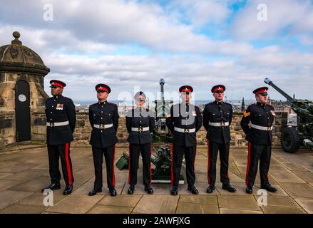 21 Pistolen salutieren die Thronbesteigung von Königin Elizabeth im Jahr 2020, Edinburgh Castle, Schottland, Großbritannien Stockfoto