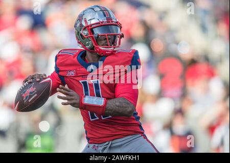 Februar 2020: Houston Roughnecks Quarterback P.J. Walker (11) wirft einen Pass im XFL-Spiel zwischen den Los Angeles Wildcats und den Houston Roughnecks im TDECU Stadium in Houston, Texas. Prentice C. James/CSM Stockfoto