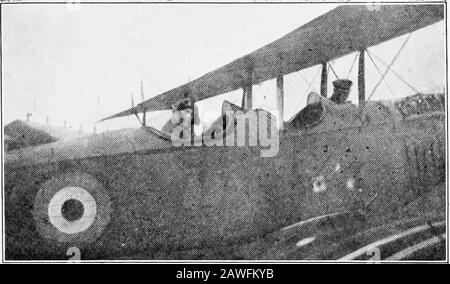 Ein fliegender Kämpfer; ein Amerikaner über den Linien in Frankreich . ng schwer in unsere Hände, viele von uns wurden Leaveof Abwesenheit. Der gleiche Zustand war auf den anderen Flugplätzen vorgelüftet, und eine große Zeit wurde iu von den Piloten, die sich gegenseitig besuchen, in Anspruch genommen. Es hat uns gut getan, wieder vertraute Gesichter zu sehen, und die meisten Männer hatten veryinteressante Geschichten zu erzählen. Einer der Freundinnen, die mich damals aufriefen, war PeterGondie, der sich der ersten Einheit angeschlossen hatte, zu der ich in Kanada gehörte. Peter hatte es managned, in das Eoyal Plying Corps zu kommen, und eines seiner Abenteuer war ein Kampf mit sechs Hxmsin, die er Biene hatte Stockfoto