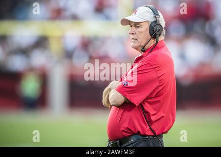 Houston, Texas, USA. Februar 2020. Houston Roughnecks Cheftrainer June Jones beobachtet Spielaktionen im XFL-Spiel zwischen den Los Angeles Wildcats und den Houston Roughnecks im TDECU Stadium in Houston, Texas. Prentice C. James/CSM/Alamy Live News Stockfoto