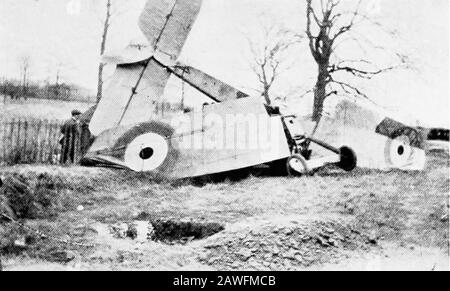 Ein fliegender Kämpfer; ein Amerikaner über den Linien in Frankreich . NG-KÄMPFER, der mich dieses Mal besorgen wird, wenn ich ihm helfen könnte. Ich bin bis zu 20.000 Fuß gegangen und habe bald bemerkt, dass es einen Kampf über die Hun Linien gab. Ich wollte sehen, was goingon war und für den Platz gemacht wurde, aber ich hatte nicht jedes lange bevor der alte WooUy Bär abgeholt wurde. Bald platzte die Schalen in aller Schar. Vor langer Zeit war eine Bande unserer Männer mak-ING für den Schauplatz des Kampfes und diese gavethe Hun Archies every.Reason for sendingup their Woolly Bears. Die siebte Schale, die in der Nähe von Mesent ein Stahlfragment in mein Auto explodierte Stockfoto