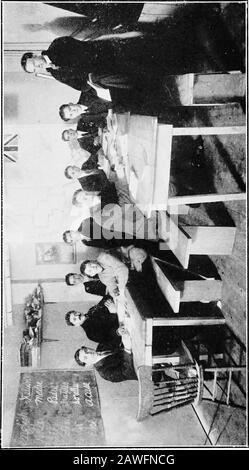 Die Universität in Overalls; ein Plädoyer für ein Teilzeitstudium . Farm, sowie der Enghsh, Scotchand Irish Immigrant. Aber unsere Vernachlässigung des Frontiers hat die englischsprechenden Männer von der ersten Linie zurück in eine scheinbar favorisierte Position getrieben. Theyhave zog sich in die älteren Siedlungen zurück, wo sie bessere sanitäre Bedingungen und mehr Möglichkeiten für die Schulbildung einer Familie finden. Die europäischen Rassen, Männer mit fremder Zunge, haben ihren Platz in den Lagern eingenommen. Ein großes Problem für Kanada ist, wie man diese vielfältige ausländische Bevölkerung, nicht in Camps alonebut auch in Settlemen, assimi-late Stockfoto