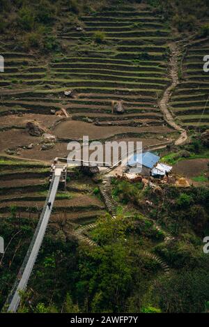 An der hängenden Hängebrücke. Wanderweg auf dem Weg zum Langtang-Nationalpark Trekking im Himalaya, Nepal Stockfoto