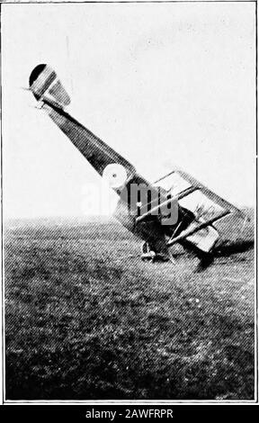 Ein fliegender Kämpfer; ein Amerikaner über den Linien in Frankreich . STADT ALBERT, FRANKREICH, TAKENFROM FÜNFUNDSIEBZIG HUNDREDFEET MIT MASCHINE AUF DER VER-TICAL BANK LEICHT NASENSCHWER Stockfoto